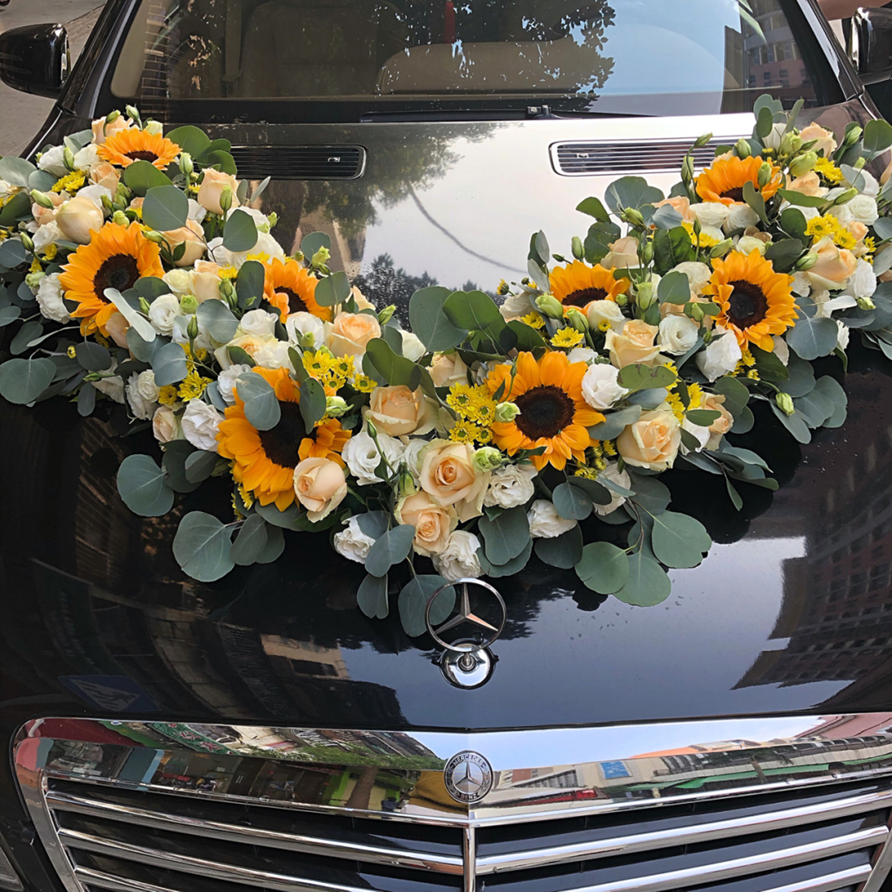 结婚租车送99朵玫瑰-99朵玫瑰送给新娘结婚租车更有情！